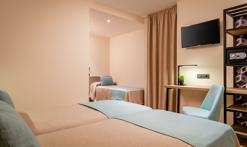 Habitación triple Hotel Ronda House Barcelona Habitación triple Hotel Ronda House Barcelona